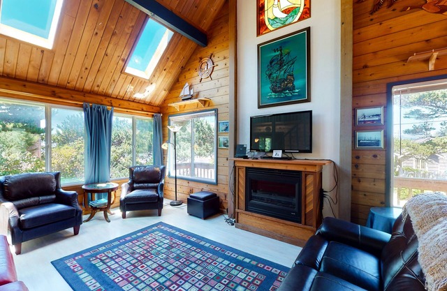 Home near the ocean with beach access, washer/dryer, decks - two dogs welcome