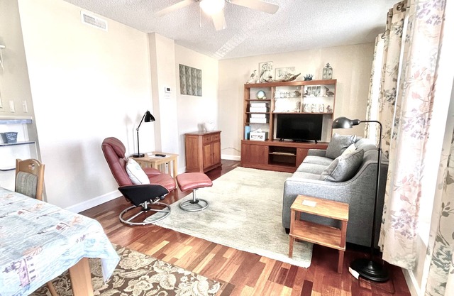 Home Sweet Home 1 BR w Sleeper Sofa & Deck