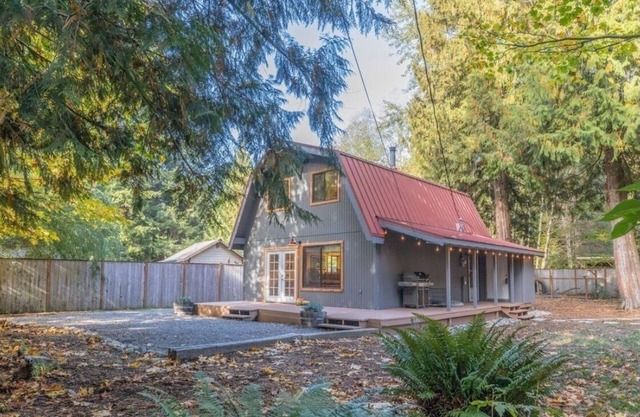 Home Sweet Mountains. Cozy chalet with Hot Tub!