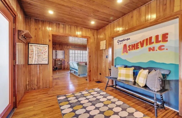 Home + Tiny Home 15 mins to Asheville! Firepit-Hot tub-Dog Friendly-Games Galore