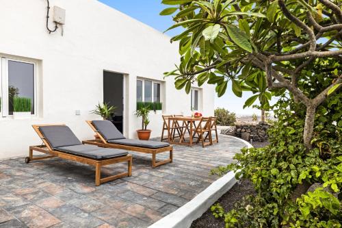 Home2Book Cozy Terrace House with Volcano Views