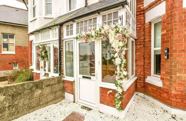 Homely 4 Bedroom large house inc free parking