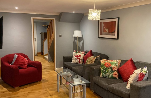 Homely & Warm 4 Bed house Big Garden Free Parking