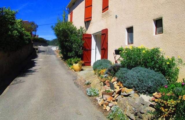 Homerez - Beautiful house for 6 ppl. with garden and terrace at Tournissan
