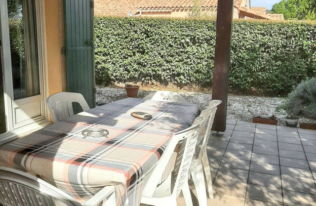 Homerez - Charming House in Eyguières with a Shared Pool