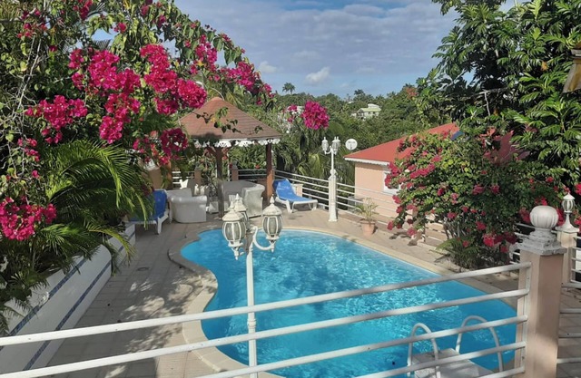 Homerez - Charming Apartment in Sainte Anne 42 m² + Shared pool
