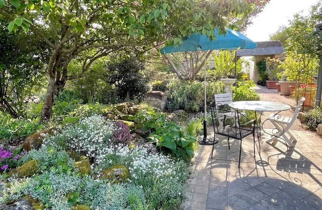 Homerez - Cozy house in Bréhémont with peaceful garden