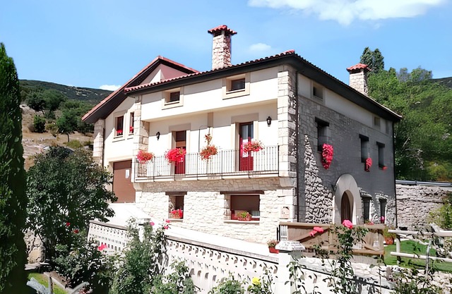 Homerez - Spacious House with Mountain Views