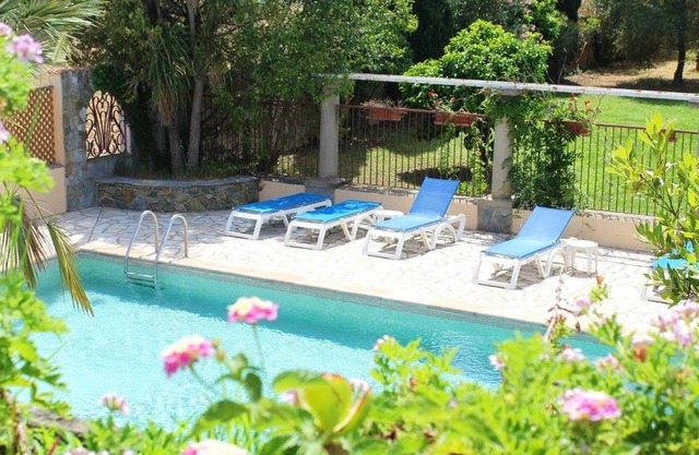 Homerez - House 4 km away from the beach for 4 ppl. with shared pool and garden