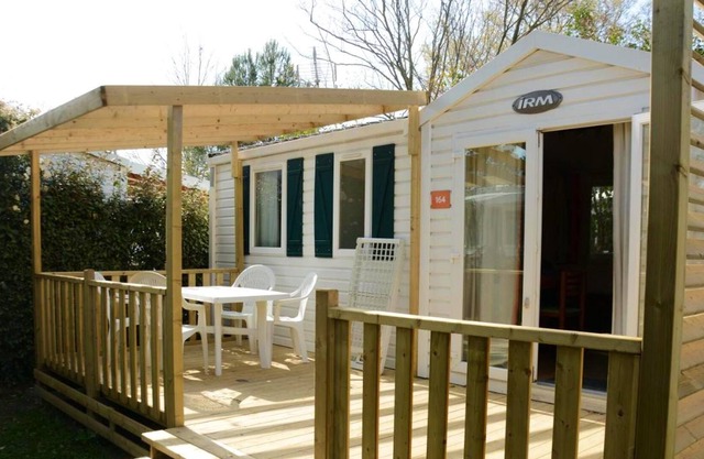 Homerez - Nice bungalow for 6 ppl. with shared pool at La Roque-d'Anthéron