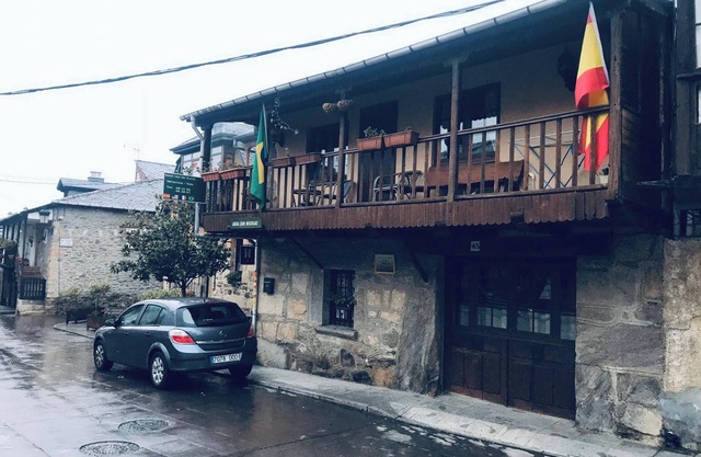Homerez - Spacious House in Molinaseca with Mountain View