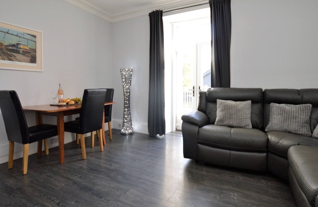 Homescroft Town House, great value, enclosed garden, pet friendly