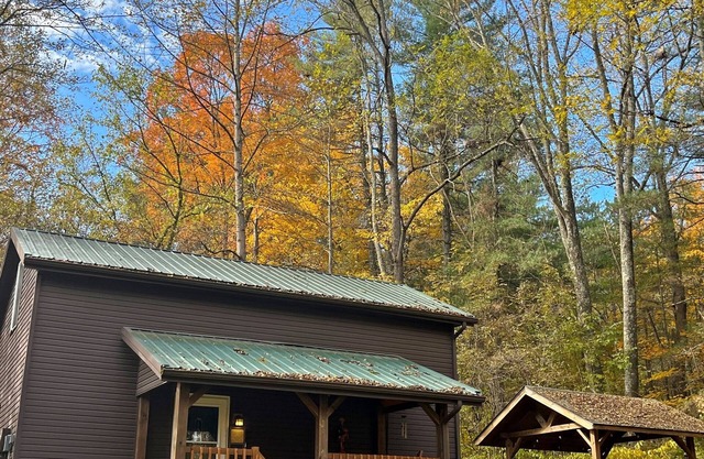 Homestead Cottage with hot tub and trails