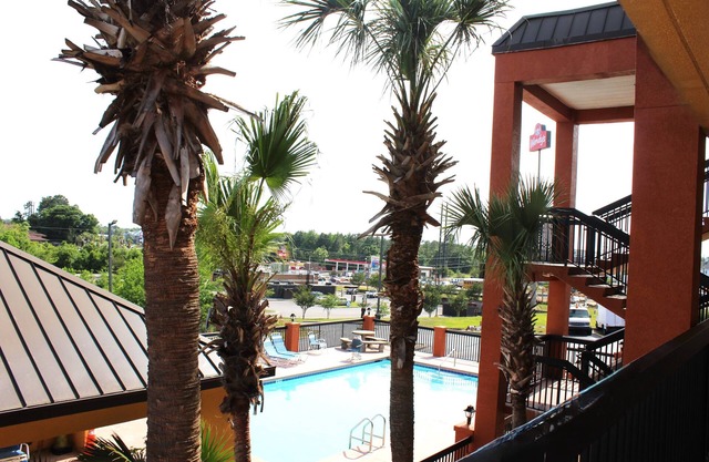 HomeTown Inn & Suites