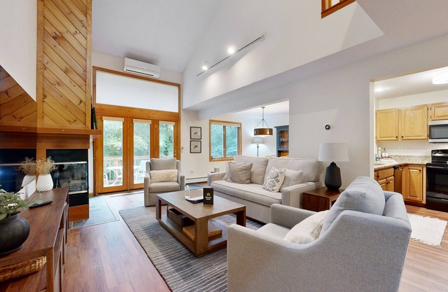 Homey Mountain Retreat: close to skiing and all season outdoor adventures