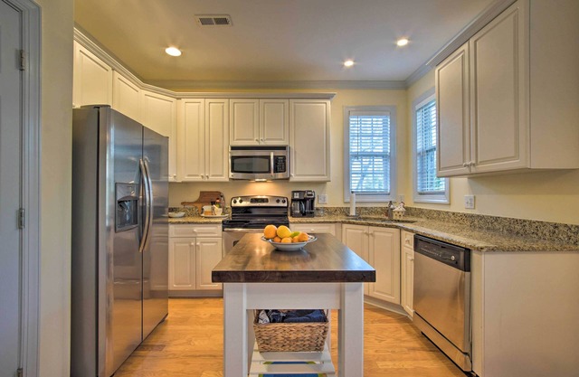 Homey Southport Retreat ~ 8 Mi to Downtown!