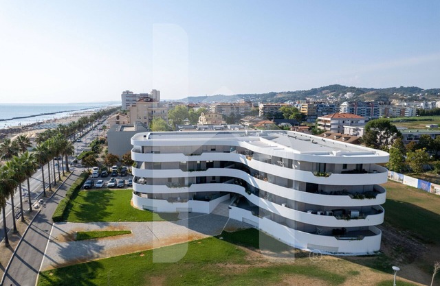 Homiday - WaterFront Int. 7, Three Bedroom Beachfront Apartment