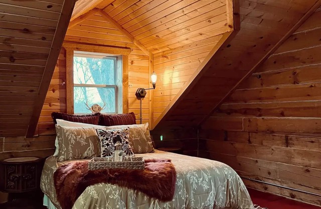 Honey Bear Acres/HOT TUB/Sleeps 4