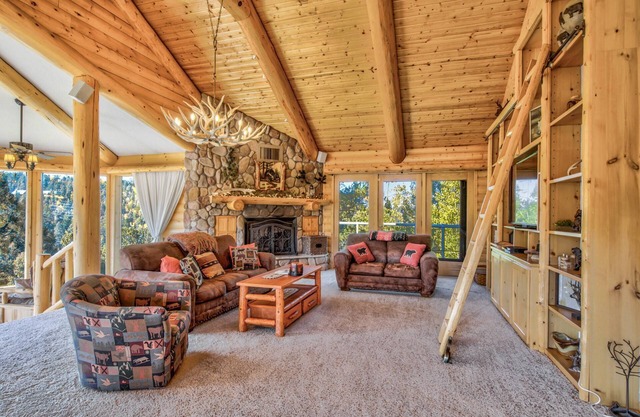 Honey Bear Lodge,Private 36.3 acre Fishing Lodge.Rare High Speed Starlink Wifi,Pet Friendly,Hot Tub