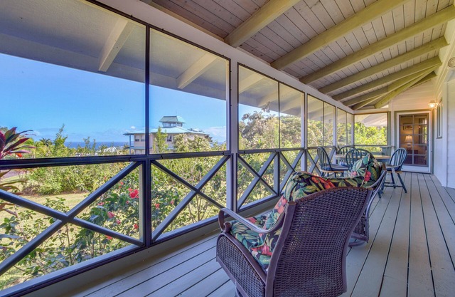Honomu Home w/Screened Lanai + Ocean Views!