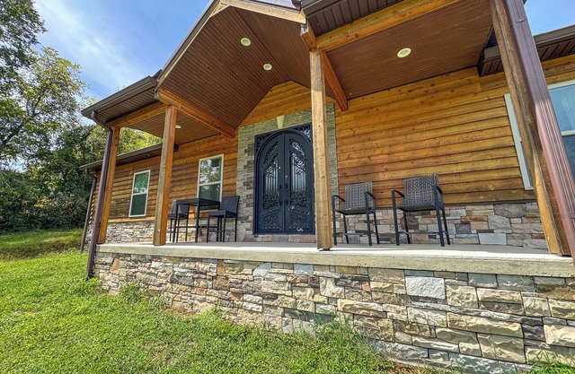 Horse Farm, Valley Views, Hiking Trails, Peaceful Escape