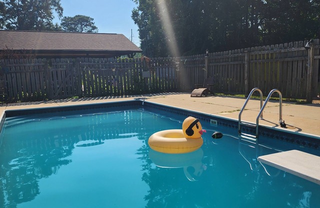 HORSES FISHING, SALT WATER POOL, COZY BEAUTIFUL NEW CABIN with OLD BARN FEEL