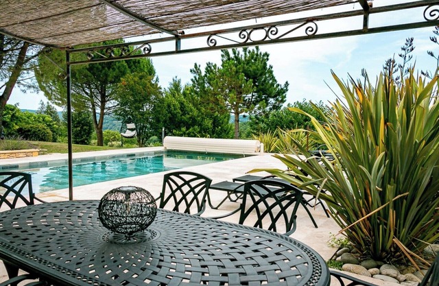Hortense, beautifully situated villa with private swimming pool near Montignac