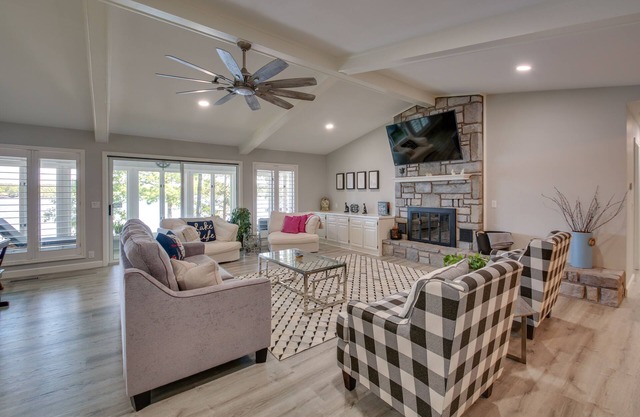Hot Springs Village Lake House w/Deck