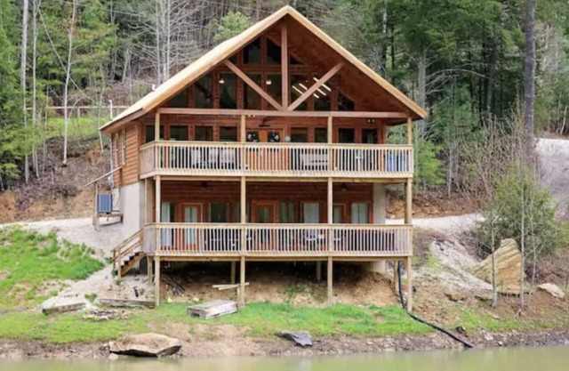 Hot Tub! 2 Large Decks on Spirit Lake
