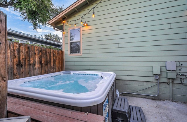 Hot Tub-9 min to downtown-King Bed