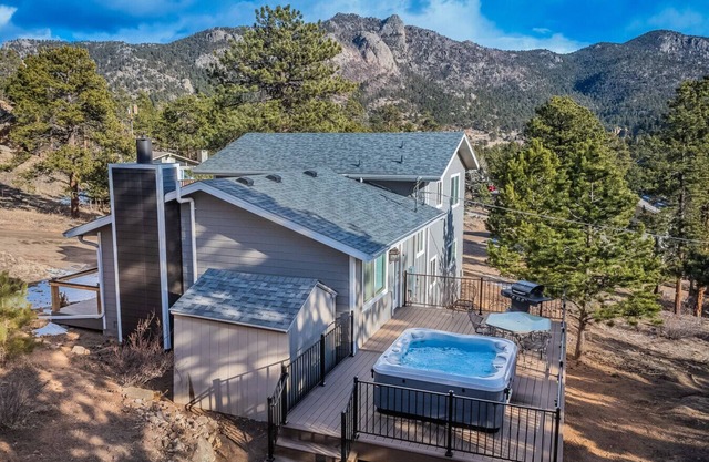 Hot Tub! Amazing views, K bed, BBQ, near town & Park