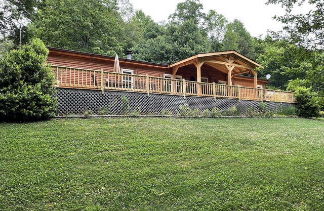 Hot Tub and Country Home in the Middle of the Trees!