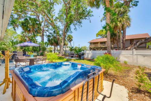 Hot Tub and Gas Grill Port Richey Retreat