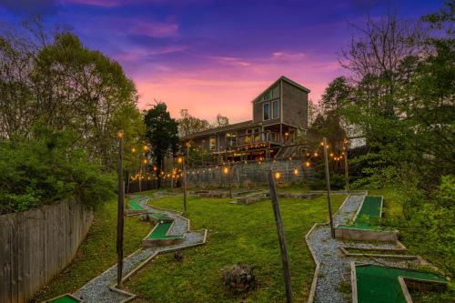 Hot Tub and Mini Golf Mtn-View Haven in Kodak!