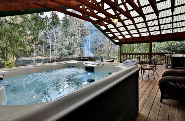 Hot Tub, BBQ, Sol Duc River Views & Pet Friendly