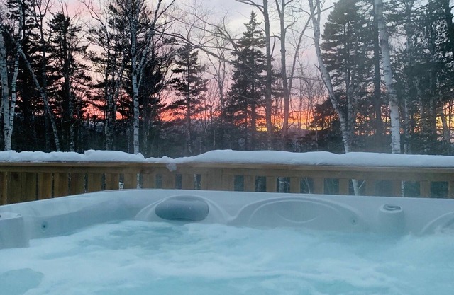 HOT TUB! Close to Sugarloaf! Outdoor Paradise! Pac-Man! Fall hiking and biking!