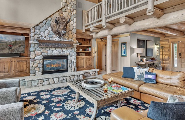 Hot Tub + Close to Downtown + Mtn Views - Twin Eagles Lodge