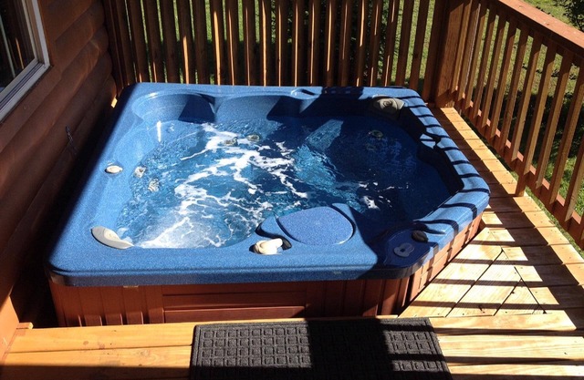 Hot Tub! Cozy River Cabin, Mountain, Wi-Fi, Pool, Tube, Trout, Close to Helen