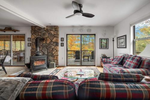 Hot Tub, Deck, Grill, Fire Pit, Game Room & WiFi
