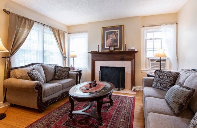 Hot tub, Downtown, Zoo, Expo Center, Conv Center, Chuchill downs—3BATH*7BED