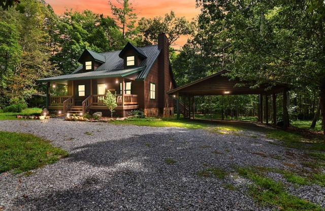 Hot tub, fam friendly, game room, fire pit, A+ location, mins to Blue Ridge!