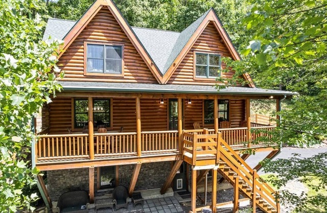 Hot Tub, Fiber-optic WiFi, Pool Table, Playground, Privacy. Cozy Log Cabin