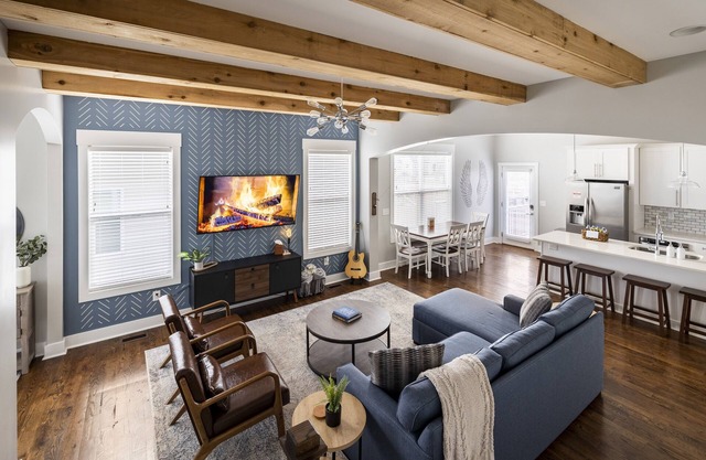 Hot Tub, Fire Pit, BBQ & Photo Opps - 5 min to DT