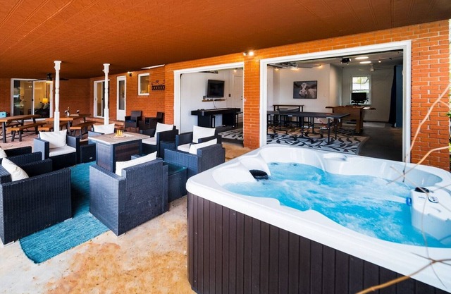 Hot Tub, Fire Pit, Game Room, Block to Main St!