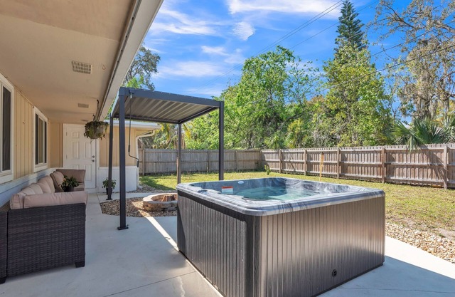 Hot Tub, Fire Pit, Near the Beach!