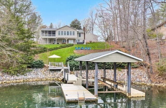 HOT TUB, FIRE PIT, PET FRIENDLY! Come visit 'Longhaven"!