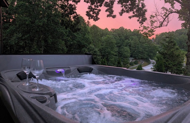 Hot Tub & Fire Pit · Near Waterfalls, Vineyard, Zipline, Golf, Trails, Coaster