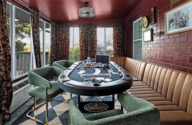Hot tub|Firepit|Poker|Espresso Machine|3 mi to Buffalo Trace