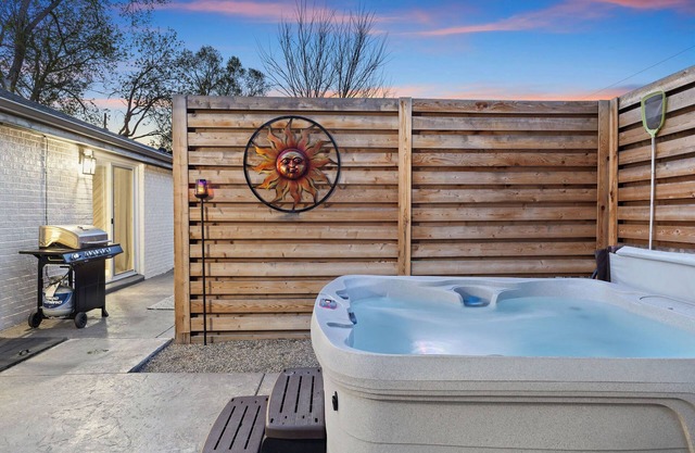 Hot Tub, Firepit, Putt Putt, Family Friendly!