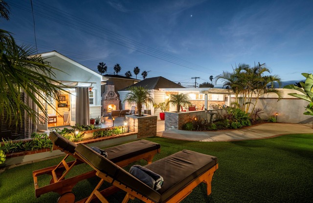 Hot tub, fireplace, grill, bicycles, patio, yard, ping pong, 8 blocks to beach!